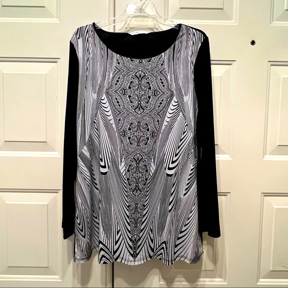 Peter Nygard Tops - Peter Nygard Black and White Tunic Size XL